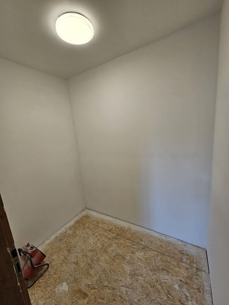 Místnost jsme vymalovali bílou barvou